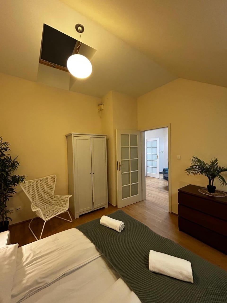 Bed, Bedroom, towels, wardrobe