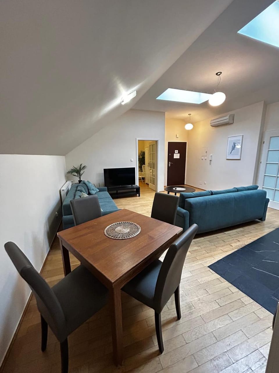 Kitchen or kitchenette, Living room, Seating area, Dining area