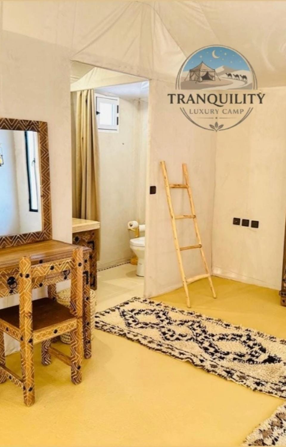Bathroom, Bedroom, Text overlay, Family, internet, towels
