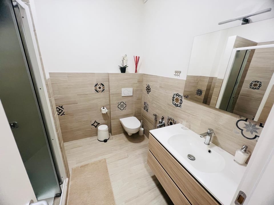 Shower, Toilet, Bathroom, towels