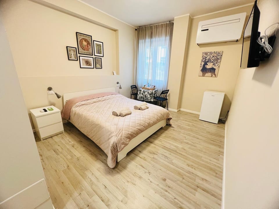 Bed, TV and multimedia, Photo of the whole room, Bedroom, internet, towels, air conditioner