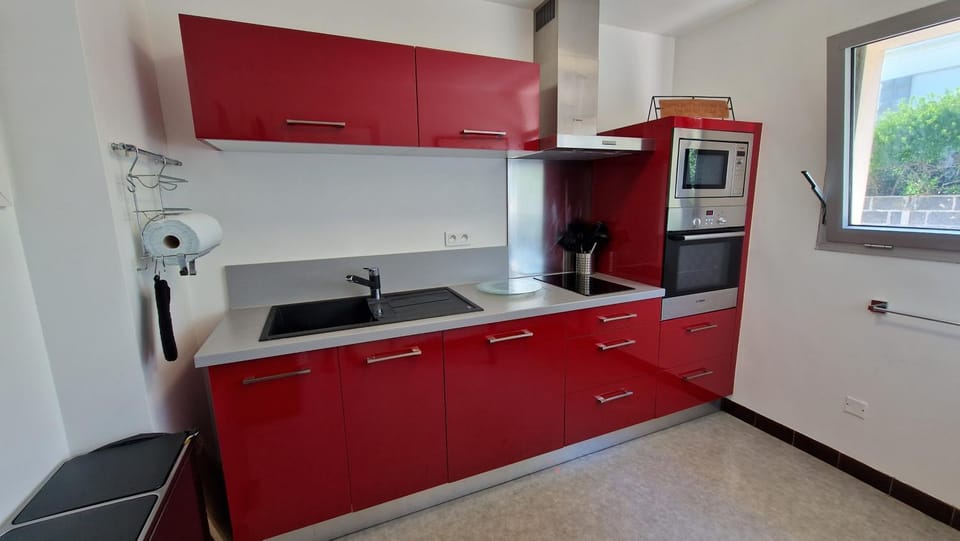 Kitchen or kitchenette, dishwasher, oven, pet friendly, stove