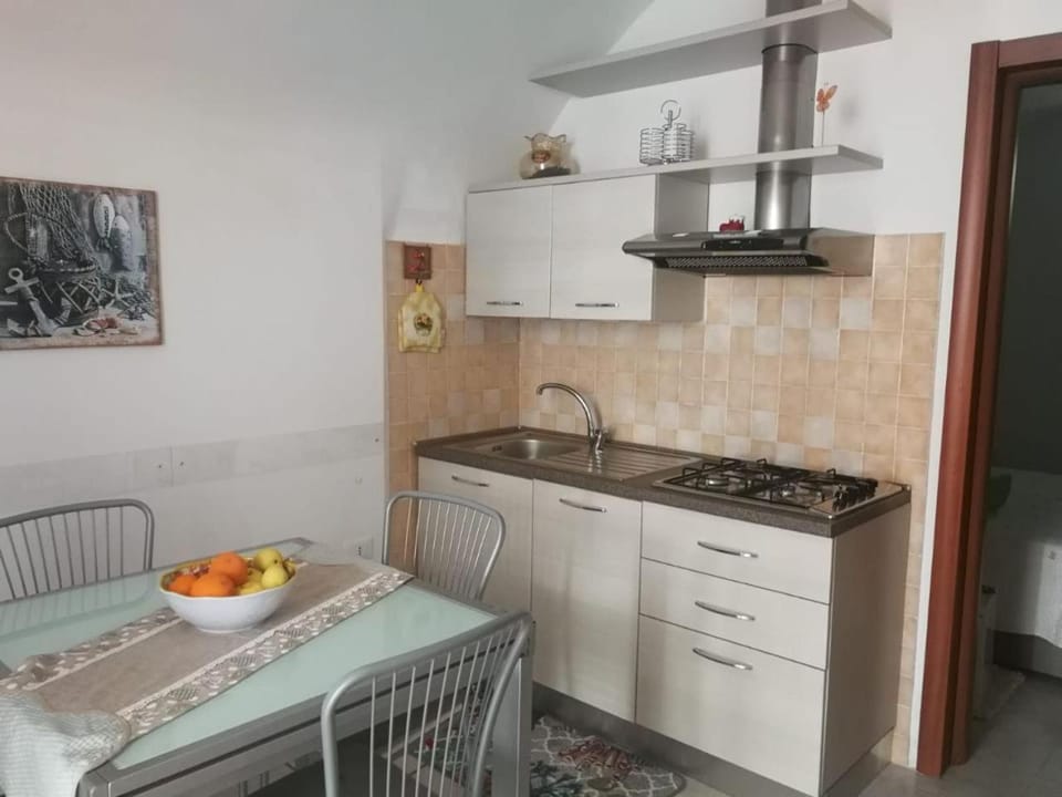 Kitchen or kitchenette, Dining area, stove