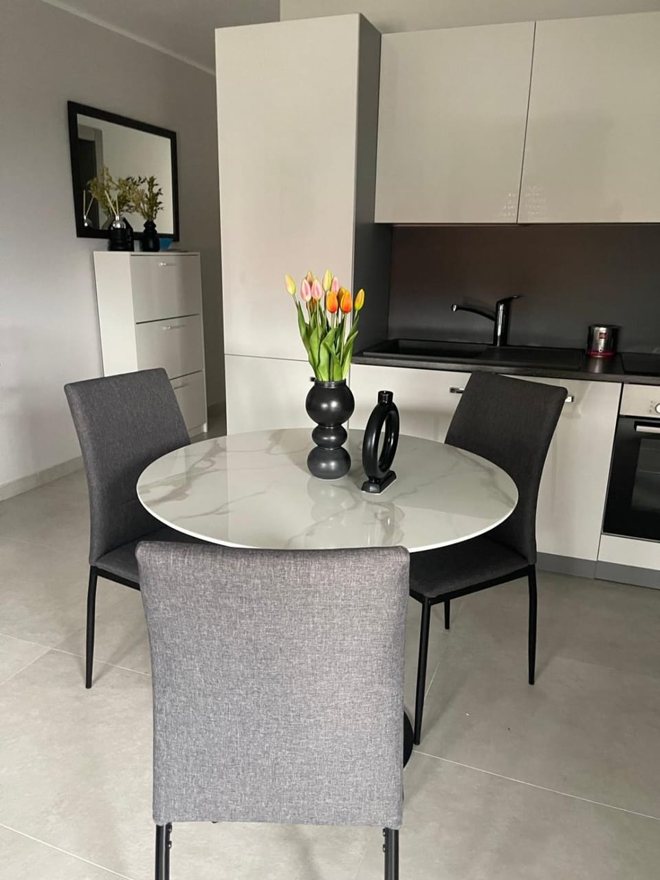 Kitchen or kitchenette, Dining area