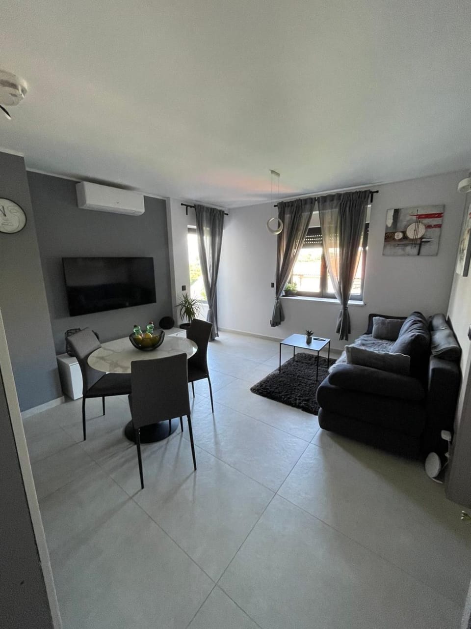 TV and multimedia, Living room, Seating area, air conditioner
