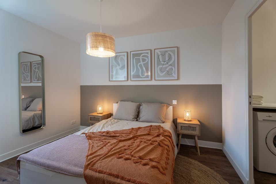 Bed, Photo of the whole room, Bedroom, washing machine