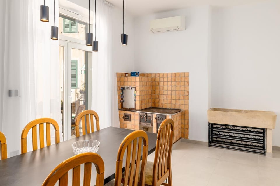 Kitchen or kitchenette, Seating area, Dining area, air conditioner