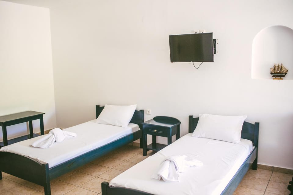 Bed, TV and multimedia, Bedroom, towels