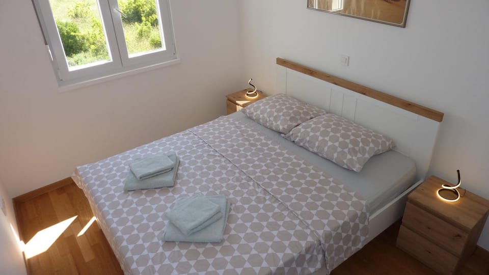 Bed, Bedroom, towels