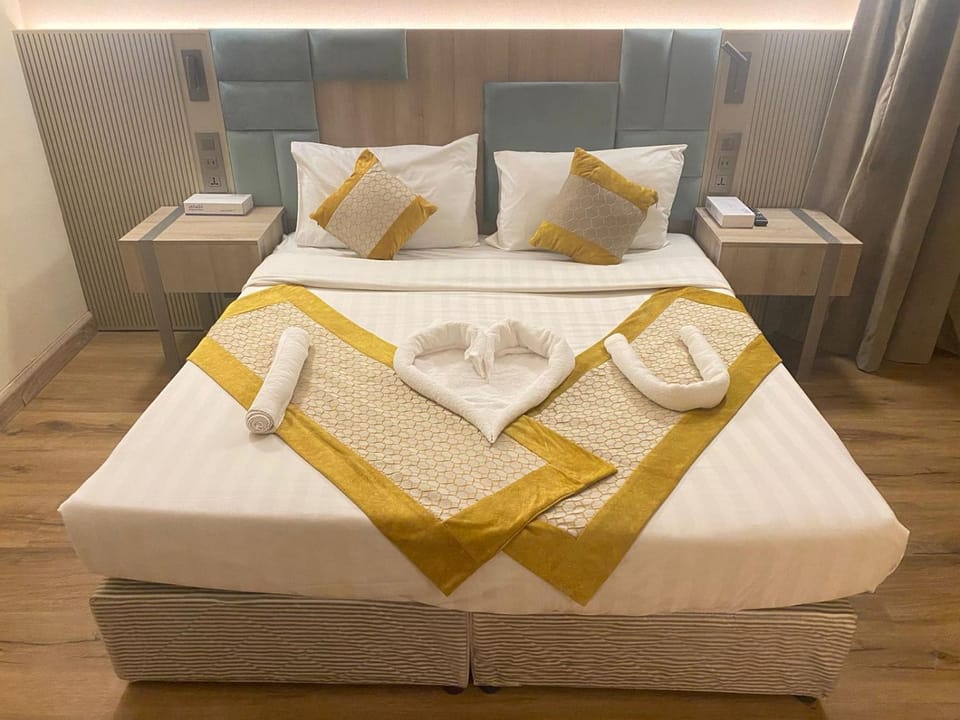 Bed, Bedroom, towels