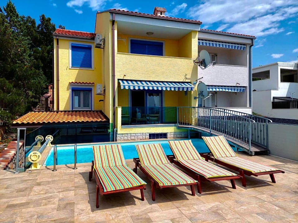 Property building, Patio, View (from property/room), Balcony/Terrace, Pool view, Swimming pool, sunbed