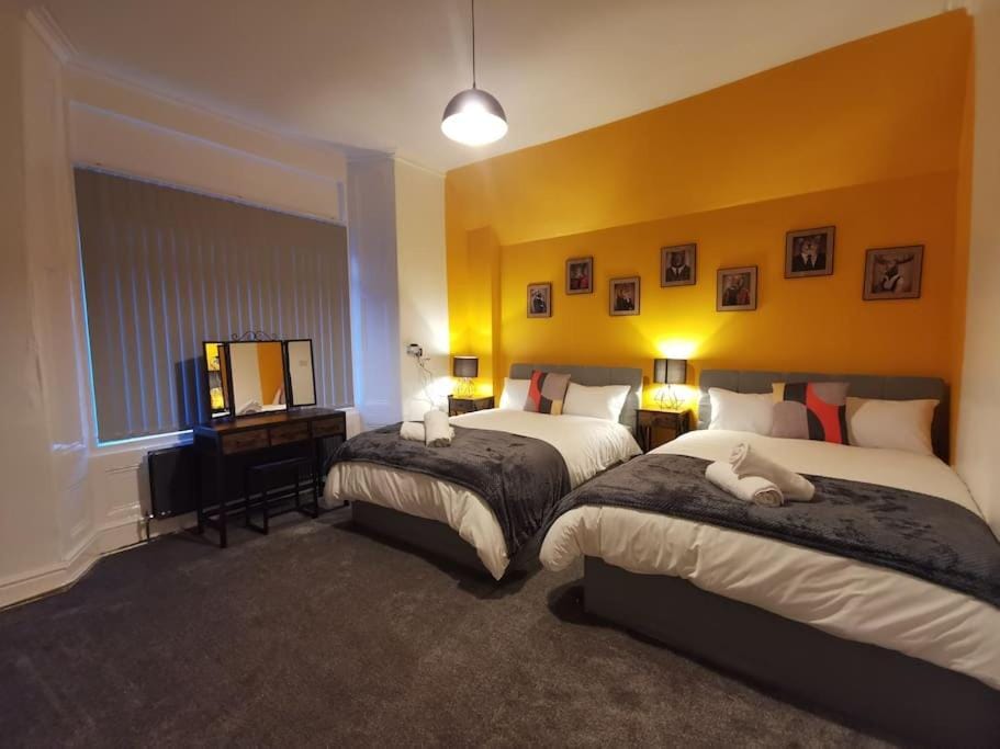 Spacious & comfy 4 bed house, 6 Beds, Free Private Parking & Wifi House in Wirral