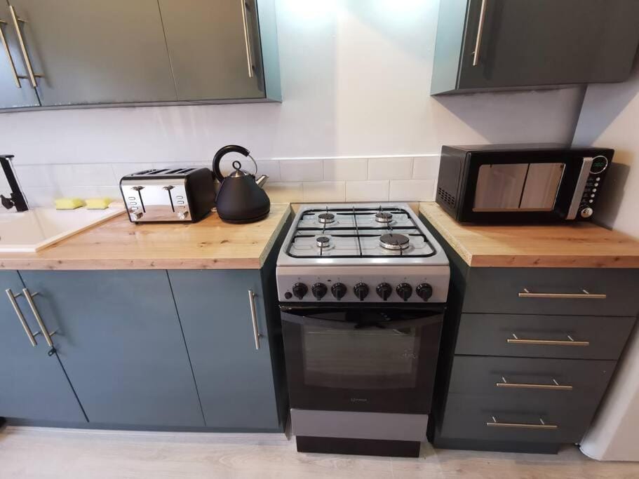 Coffee/tea facilities, Kitchen or kitchenette, stove, toaster