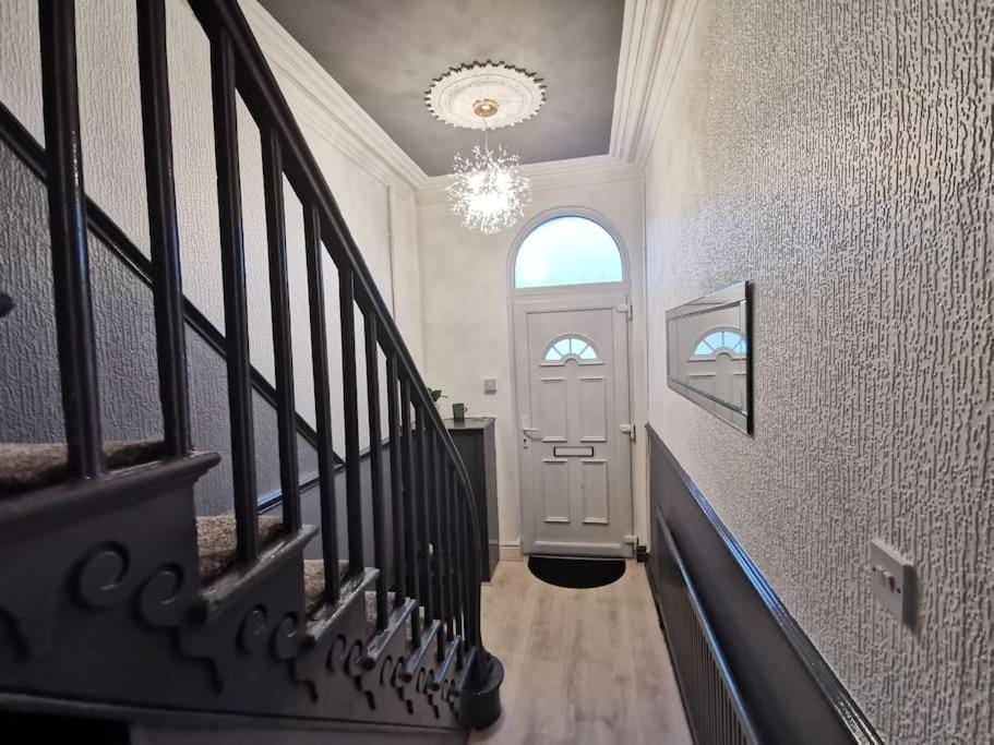 Spacious & comfy 4 bed house, 6 Beds, Free Private Parking & Wifi House in Wirral