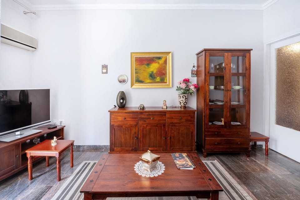 Communal lounge/ TV room, TV and multimedia, Living room, Seating area, Evening entertainment, air conditioner
