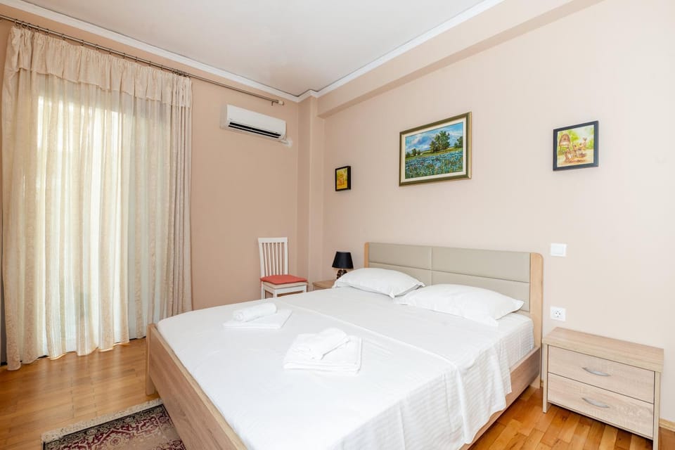 Bed, Photo of the whole room, Bedroom, air conditioner