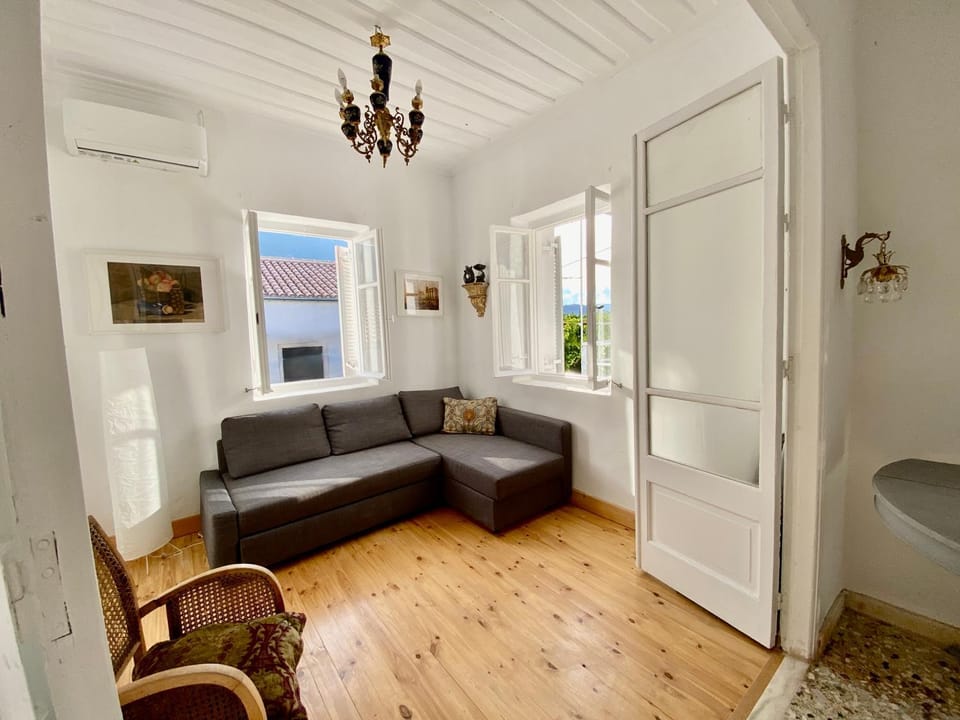 Living room, Seating area, Entertainment, internet