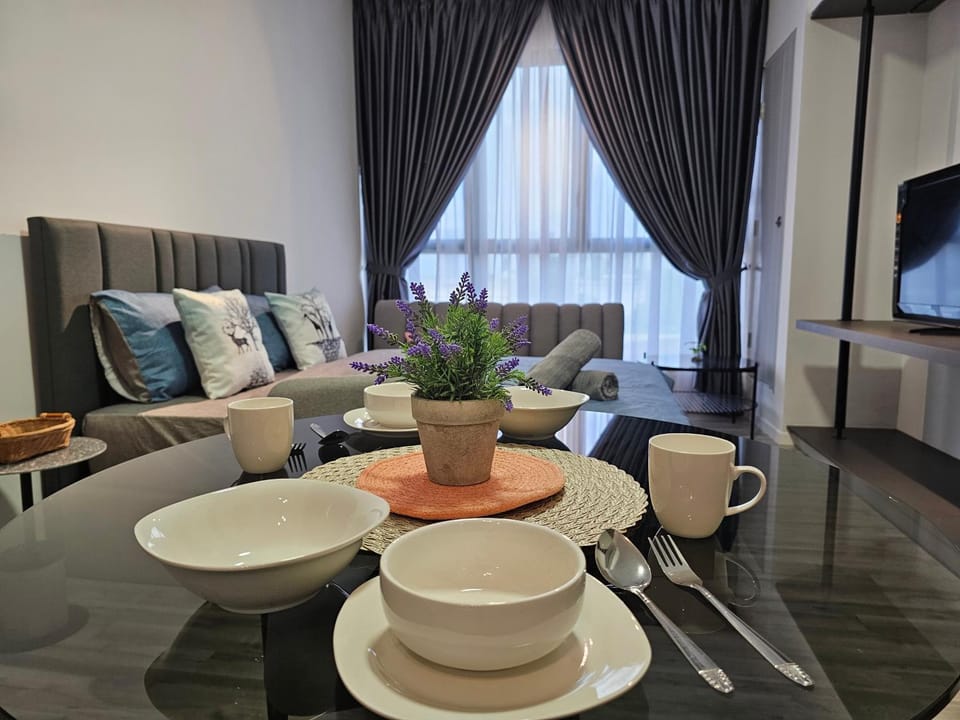 Bed, TV and multimedia, Seating area, Bedroom