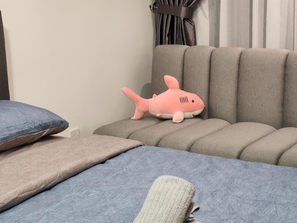 Bed, Seating area, Bedroom