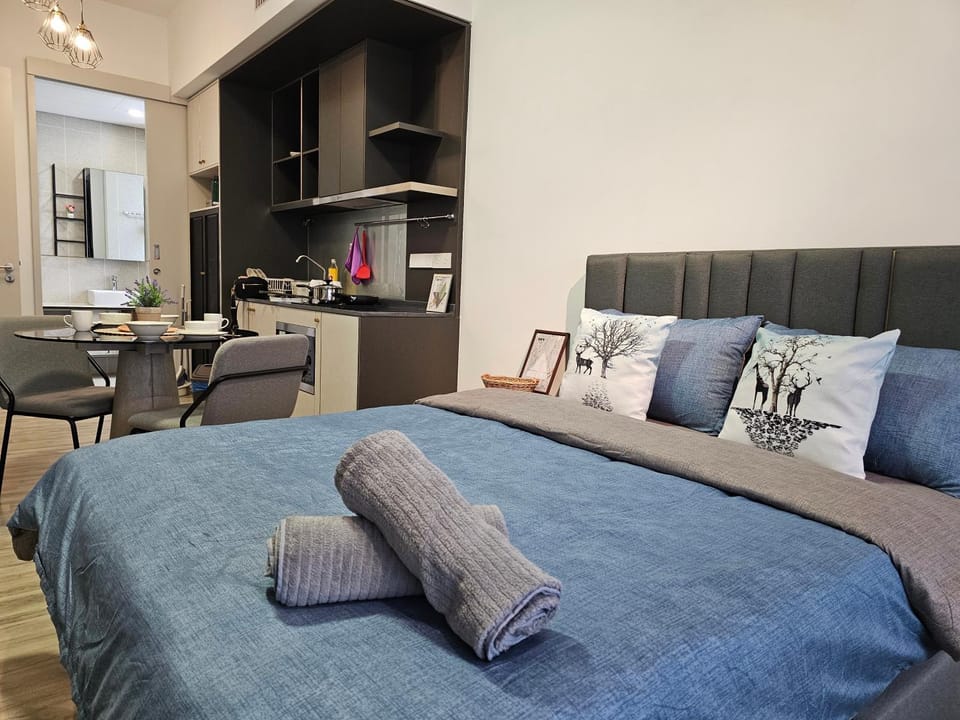 Bed, Kitchen or kitchenette, Photo of the whole room, Seating area, Dining area, Bedroom