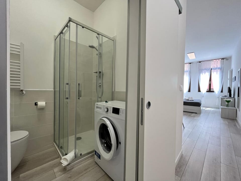 Shower, Toilet, Bathroom, towels, washing machine