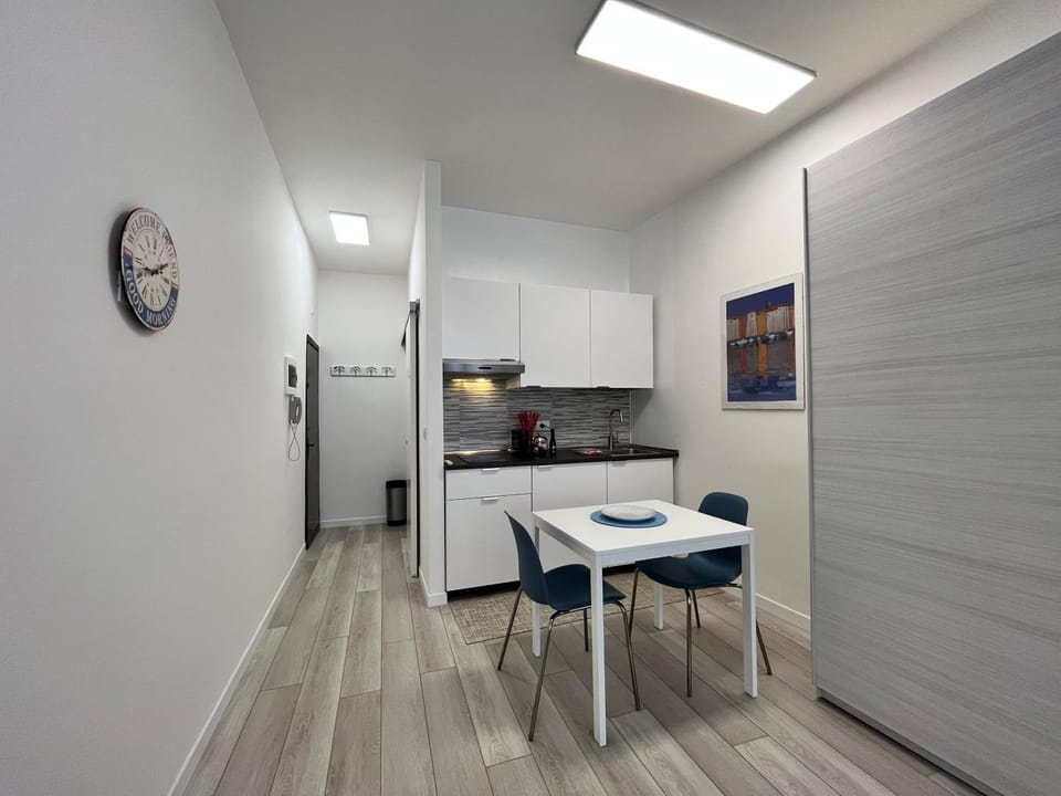 Kitchen or kitchenette, Dining area, oven