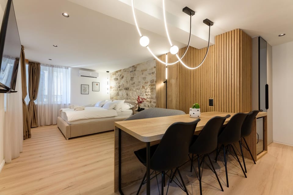Bed, Seating area