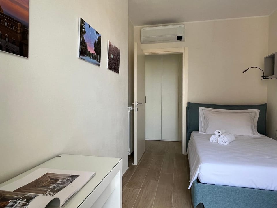 Bed, Photo of the whole room, Bedroom, towels