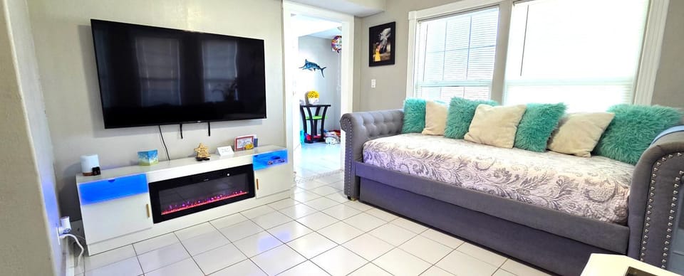 Communal lounge/ TV room, TV and multimedia, Living room, Seating area
