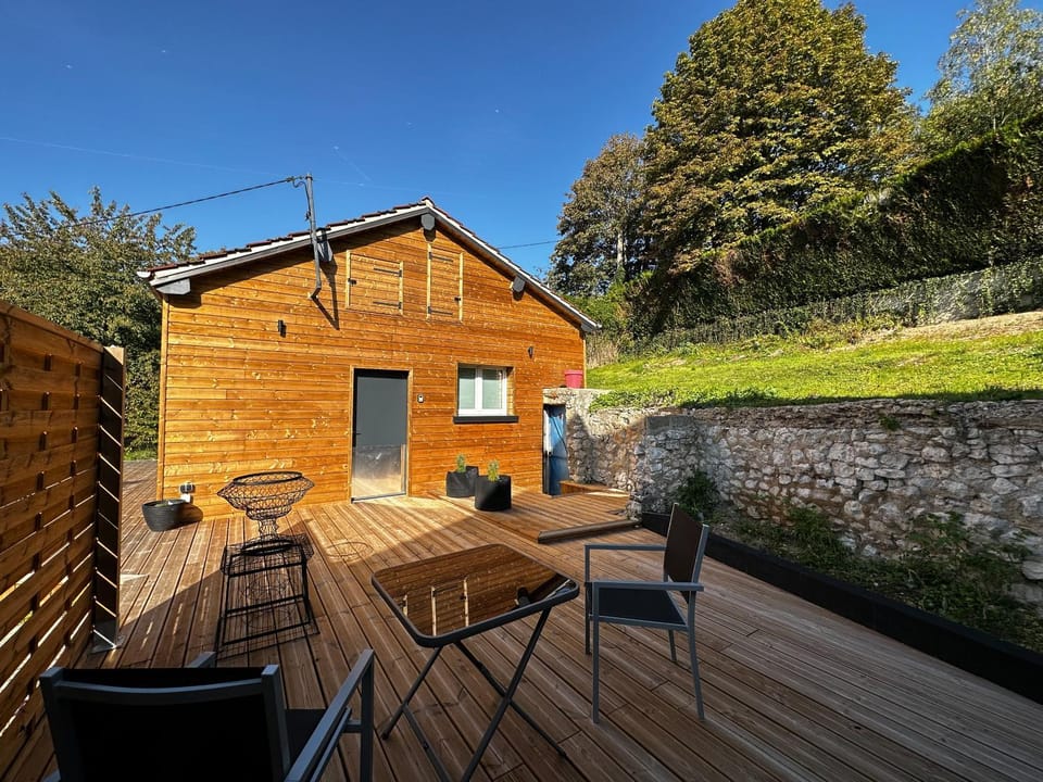 Property building, Patio, Day, Garden, Garden view