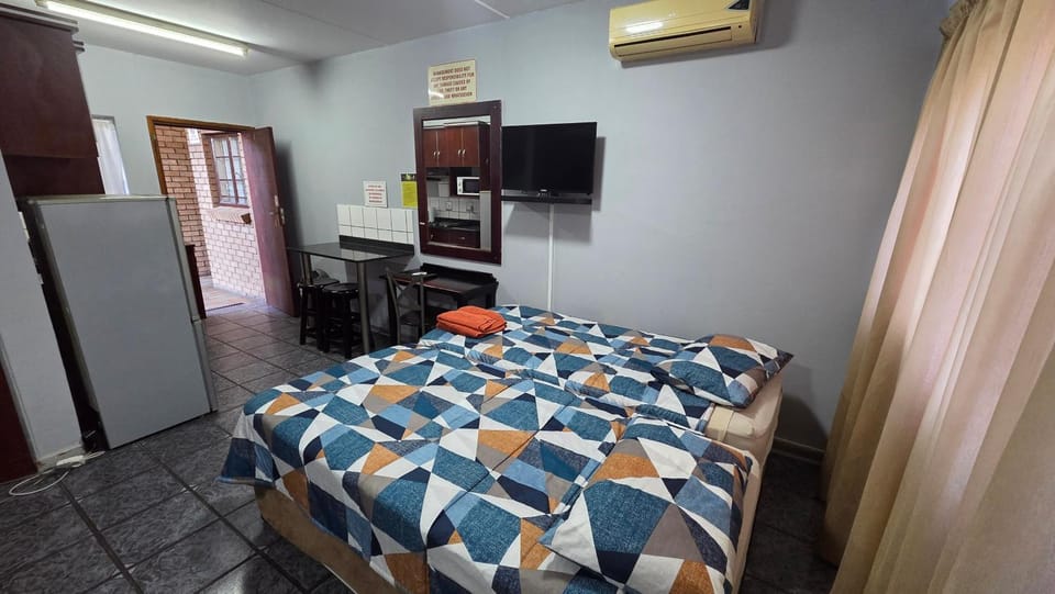 Bed, TV and multimedia, Kitchen or kitchenette, Photo of the whole room, Bedroom, air conditioner