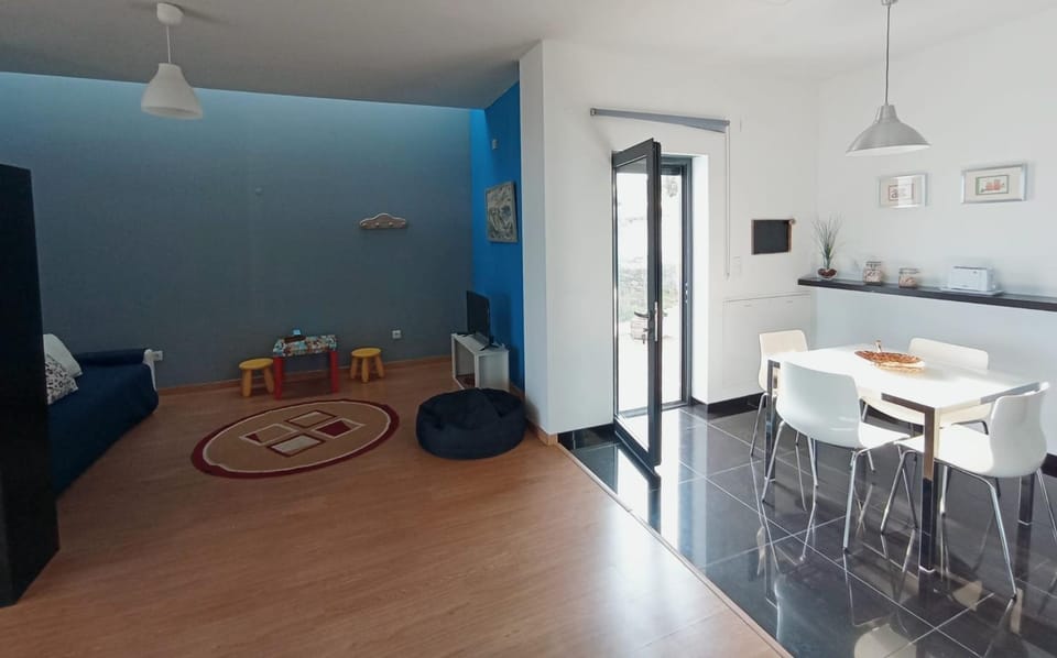 Communal lounge/ TV room, TV and multimedia, Kitchen or kitchenette, Living room, Dining area