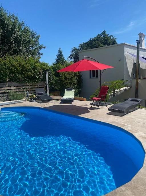 Swimming pool, sunbed