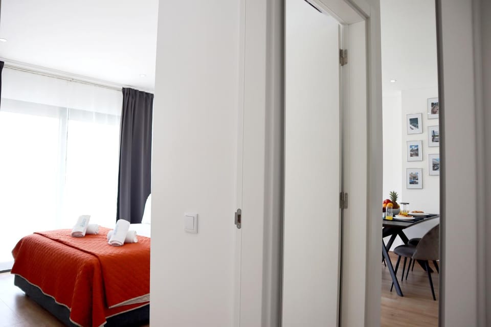 Bed, Dining area, Bedroom