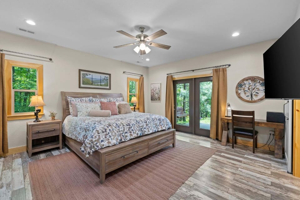 Patio, Facade/entrance, Bed, TV and multimedia, Photo of the whole room, Evening entertainment, Bedroom, fireplace