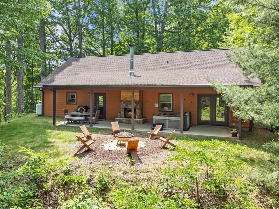 Property building, Patio, Day, Natural landscape, BBQ facilities, Hot Tub, Dining area, Garden view, flat iron