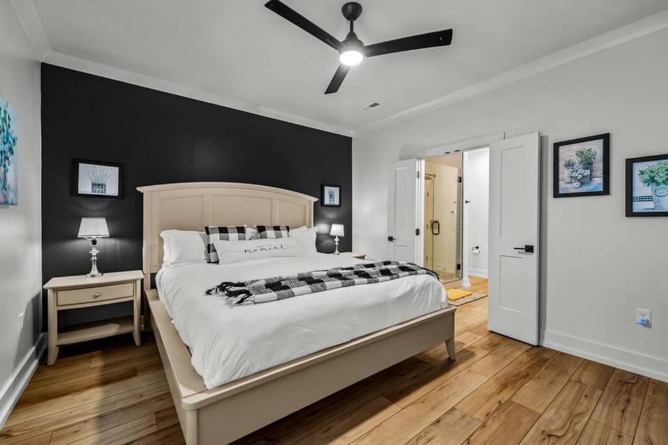 Bed, Photo of the whole room, Bedroom, fireplace