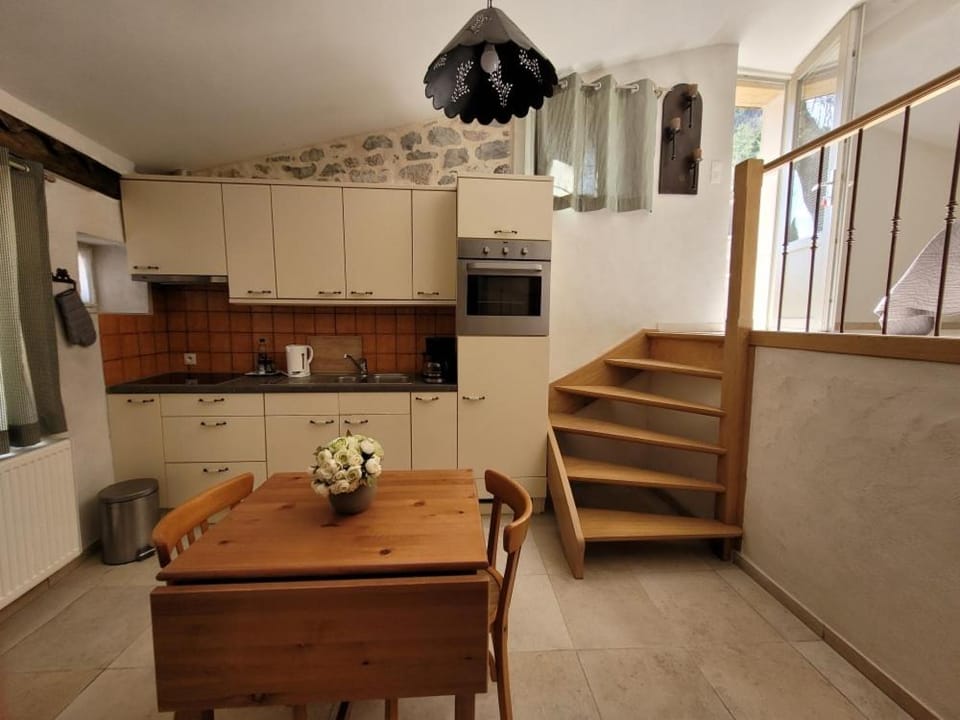 Photo of the whole room, kitchen
