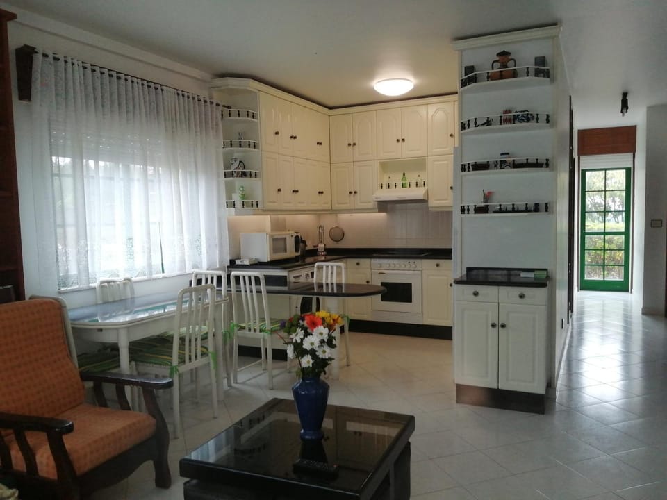 Kitchen or kitchenette, Dining area, minibar, pet friendly, stove, kitchen