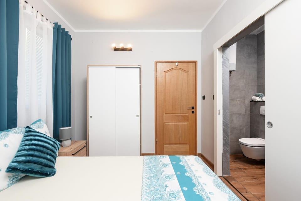 Toilet, Bed, Bathroom, Photo of the whole room, Bedroom, towels, wardrobe