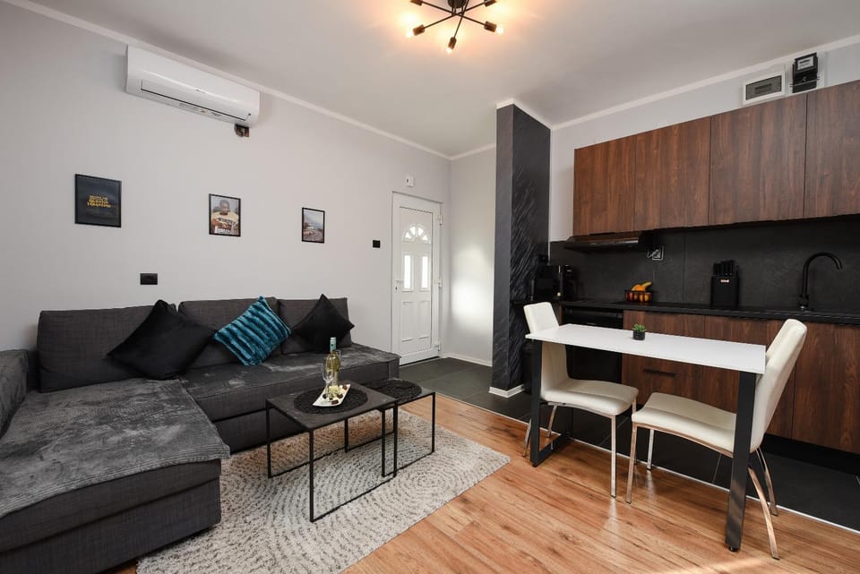 TV and multimedia, Kitchen or kitchenette, Living room, Seating area, Dining area