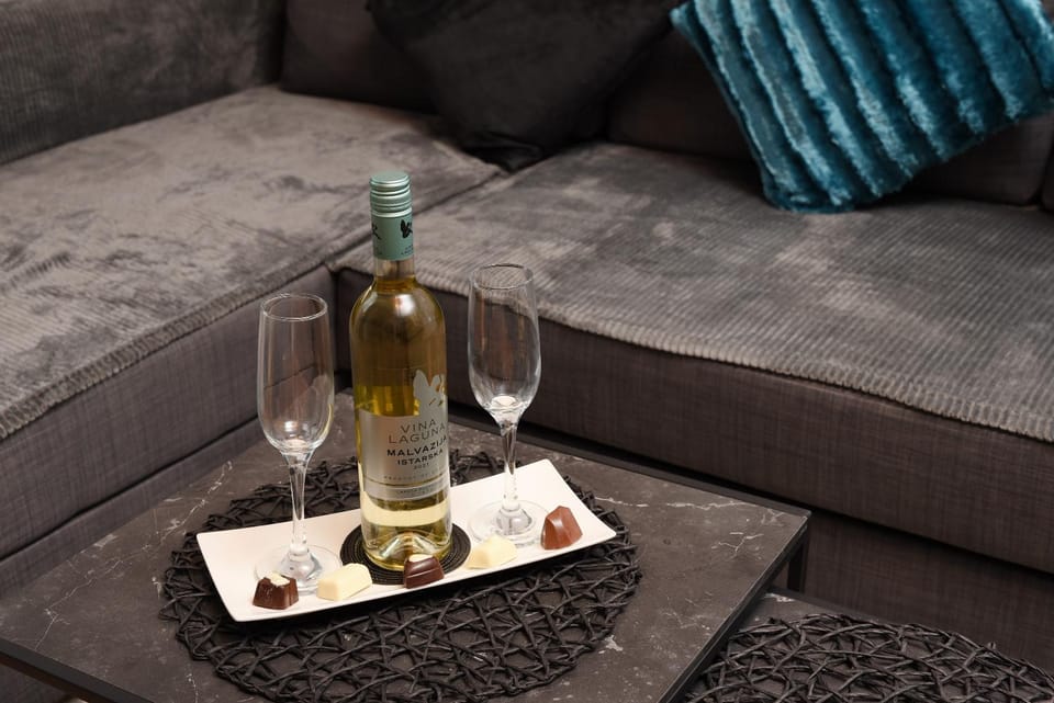 Living room, Food and drinks, Seating area, Food, Drinks
