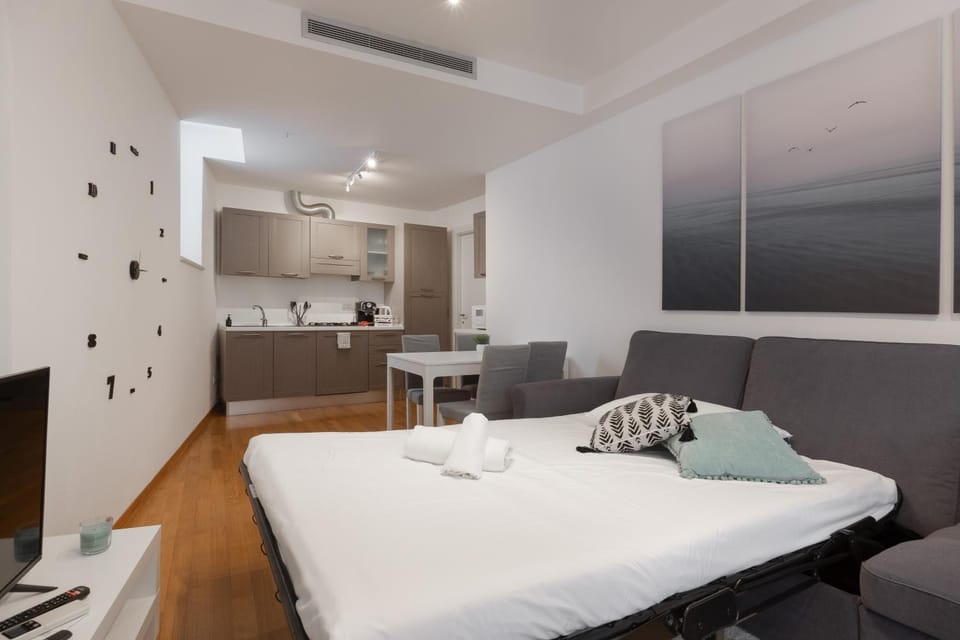 Property building, Bed, Kitchen or kitchenette, Living room, Photo of the whole room, Seating area, Dining area, Bedroom, minibar, stove, towels