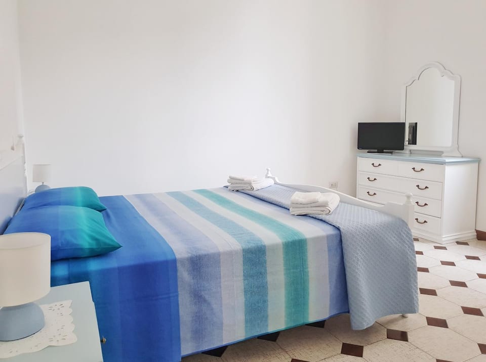 Bed, TV and multimedia, Photo of the whole room