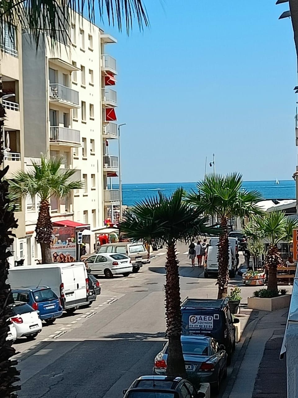 Neighbourhood, Natural landscape, Balcony/Terrace, Beach, City view, Sea view, Street view, Location