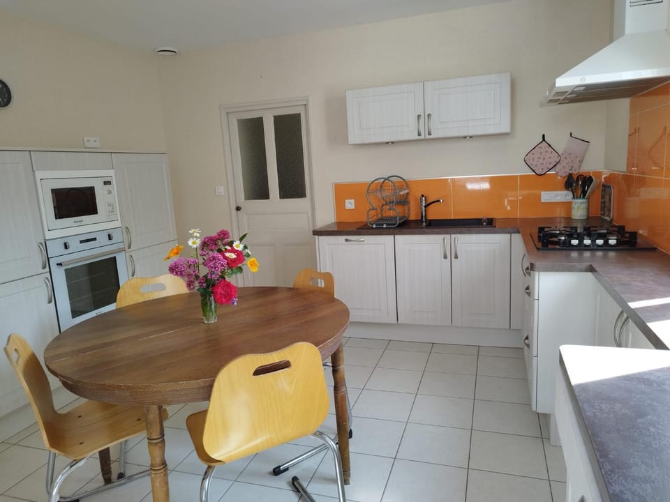 AU PIED DU MOULIN House in Pays de la Loire
