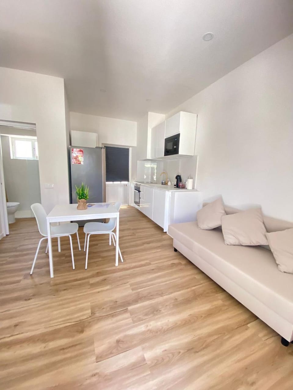 Communal lounge/ TV room, Kitchen or kitchenette, Living room, Dining area, minibar, stove, kitchen