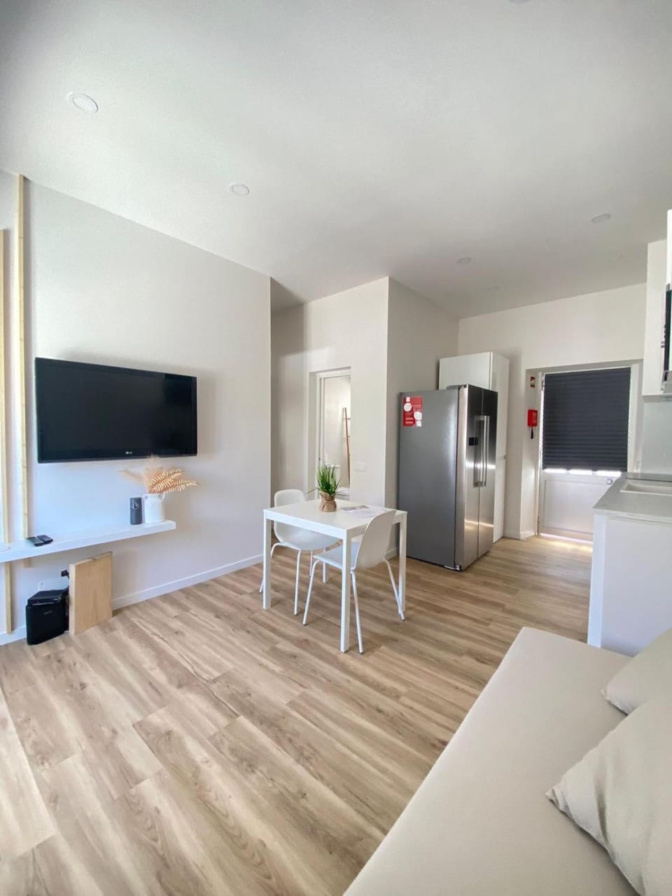 Communal lounge/ TV room, TV and multimedia, Kitchen or kitchenette, Living room, fireplace, locker
