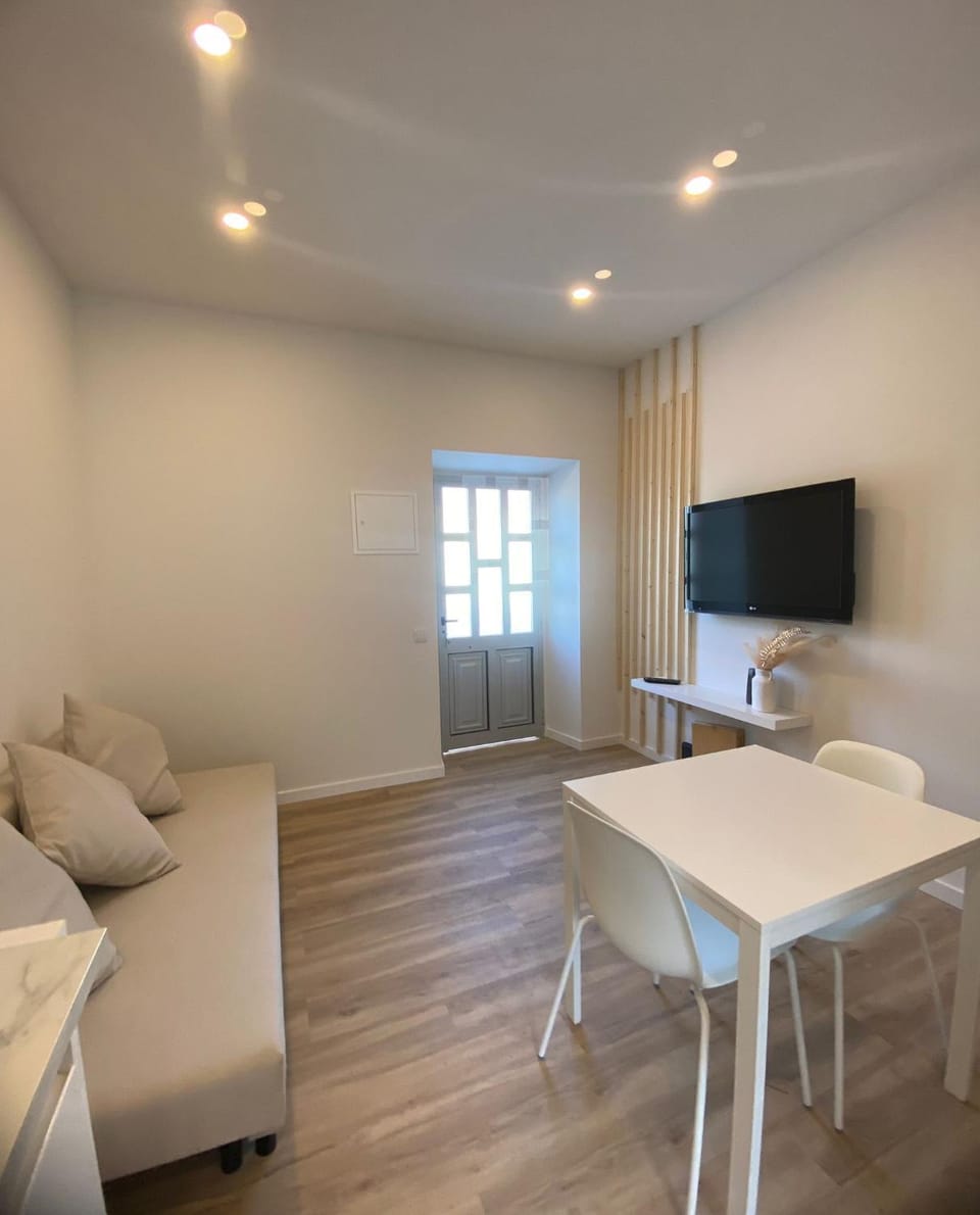 Communal lounge/ TV room, TV and multimedia, Living room, Seating area, Dining area