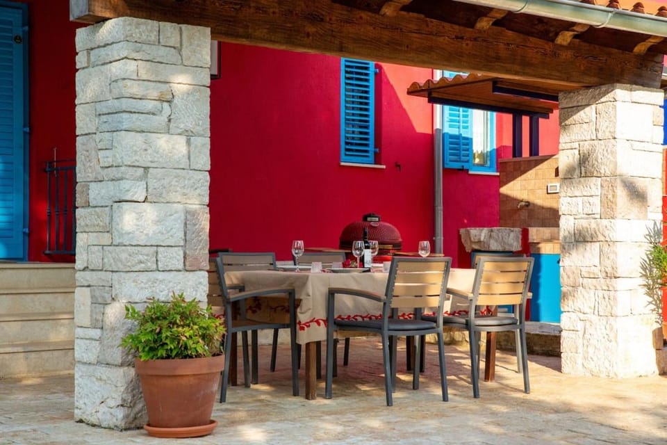 Property building, Patio, Day, Dining area